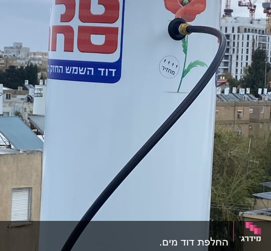 דוד שמש עם צינור מחובר על גג בניין